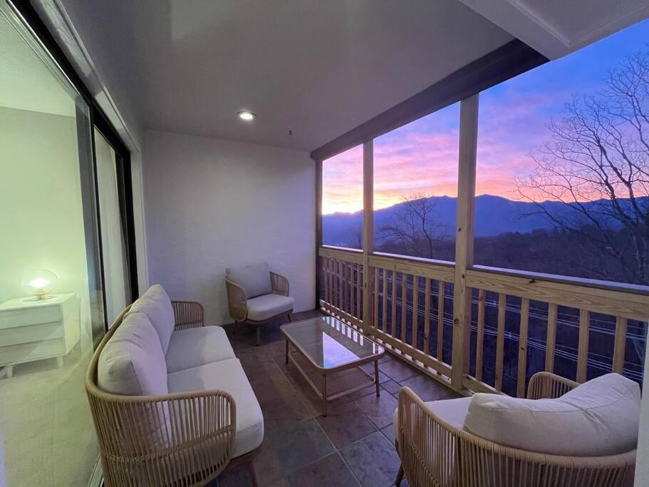 Lux Retro Getaway W/ Ober & Smoky Mtn Views! Gatlinburg Exterior foto